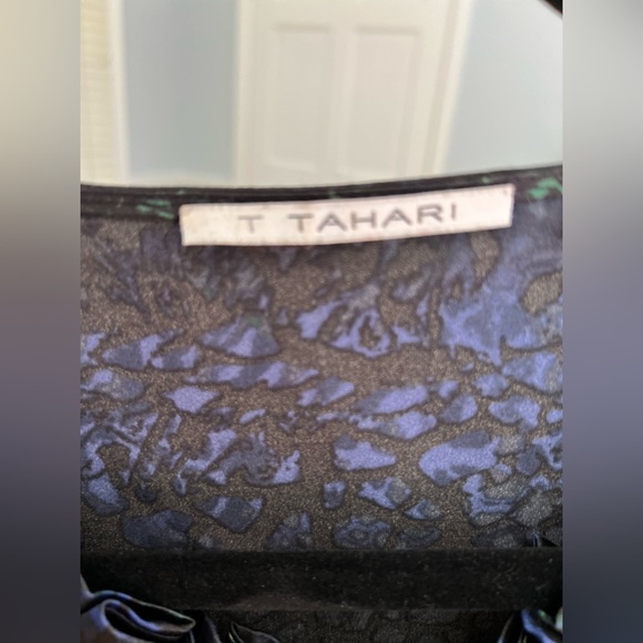 Tahari sleeveless blouse.Great condition. Fits like XS. - Picture 4 of 7